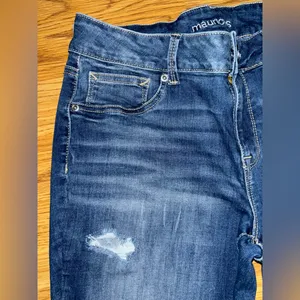 Maurices Distressed Cropped Cuffed Jeans Women’s Size Medium Regular thumbnail 4