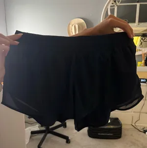 Low-Rise Lululemon Hotty Hot 2.5" Shorts thumbnail 1
