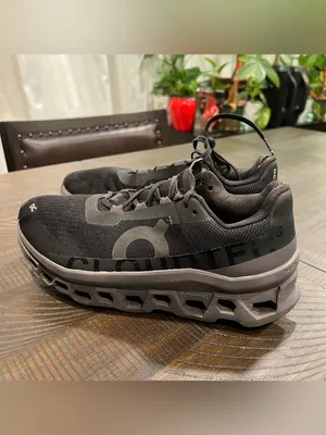 On cloud women running shoes in black 8.5 thumbnail 4