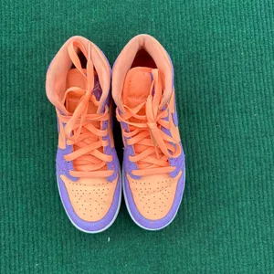 Air Jordan 1 Mid SE GS 'Atomic Pulse' Size 5.5y Women’s Size 7 thumbnail 3