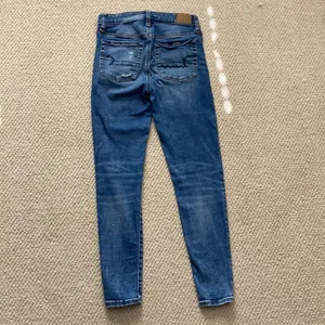 American Eagle Hi-Rise Jegging Jeans Size 2 Short Medium Wash Slim Fit VEUC thumbnail 11