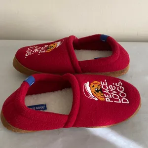 Women’s Life Is Good house slippers red fleece “Peace Love Dogs” new size 7 NEW thumbnail 3