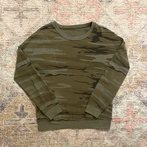 Zoe & Liv Crewneck Fleece Lined Camo Sweatshirt thumbnail 3