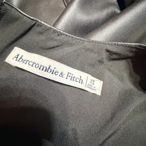 Abercrombie & Fitch Black Faux Leather Sleeveless Mini Dress XS Crew Neck Zip thumbnail 6