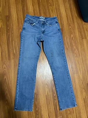 Levi’s Classic Straight Mid Rise Jeans Size 28. Inseam 30in. thumbnail 2