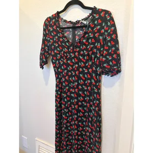Reformation Alia Cherry Print Midi Dress Black V-Neck Ruffle Size 4 thumbnail 6