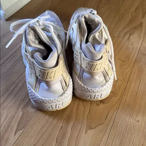 Nike Women’s Sneakers in Cream / White thumbnail 4