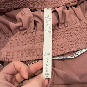 Lululemon On The Fly Shorts 2.5" Women 4 Casual Travel Gym Spanish Rose thumbnail 6