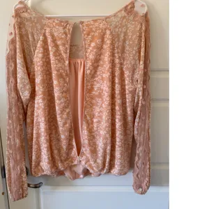 Gimmick BKE sz L Womens Pink Sheer Puff Sleeve Lace Keyhole Back Blouse Top Boho thumbnail 3