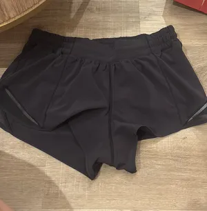 Lulu low rise 2.5 hotty hot shorts size 10 thumbnail 1