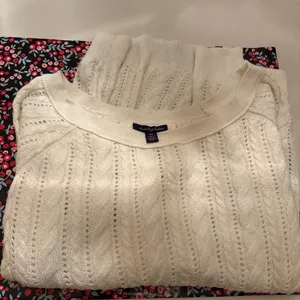 American eagle outfitters Size: medium White cable knit sweater Small stain in front shown in photo #preppy thumbnail 2