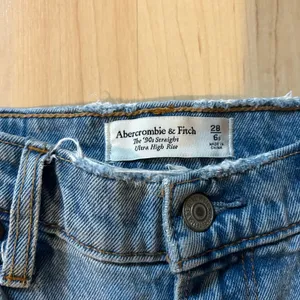 Abercrombie & Fitch The 90s Straight Ultra High Rise Distressed Medium Wash thumbnail 2