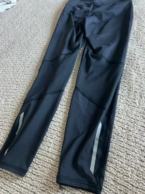 Old Navy black leggings with pockets and reflective stripes. Size: XS #activewear #leggings #fitness thumbnail 5