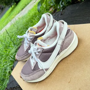 Woman's Sneakers Nike Waffle Debut Vintage Running Shoe size 9.5 thumbnail 4