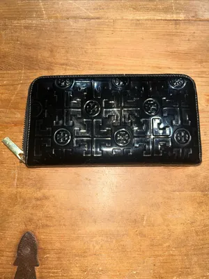 Tory Burch Black Patent Leather Embossed Logo Zip Around Continental Wallet thumbnail 3
