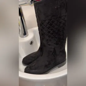 Tommy Hilfiger Babette Black Quilted Tall Knee-High Riding / Rain Boots – Size 8 thumbnail 3