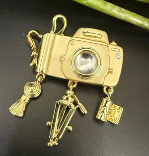 Vintage DANECRAFT Light Gold-tone Camera Charm Brooch 22.8g. thumbnail 1