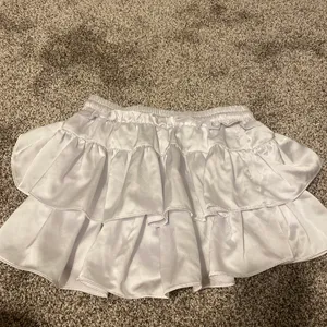 White Satin tiered mini skirt Size M thumbnail 2