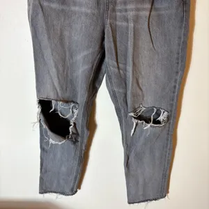 American‎ Eagle Gray High Waisted Distressed Mom Jeans Size 10 Regular Raw Hem thumbnail 3