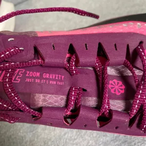 Nike Zoom Gravity Women 11.5 Pink Purple Athletic Running Gym Shoes Sneakers EUC thumbnail 5