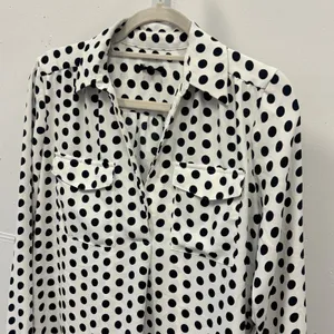 Ann Taylor Polka Dot Blouse Women's Small White Black Long Sleeve V-Neck Classic thumbnail 4