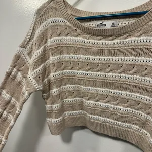 Hollister Beige tan and White Cropped beach casual Sweater Size XS thumbnail 4