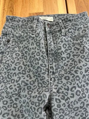 Abercrombie & Fitch Leopard Print Jeans Size 00 W24 Gray Animal Print Denim thumbnail 3