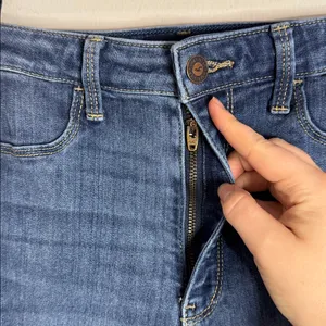 Hollister Ultra High-Rise Advanced Stretch Ripped Skinny Jeggings jeans size 28 thumbnail 10