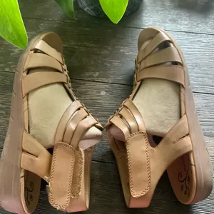 BareTraps Tan Strappy Gold Studs Leather Sandals 1” Rubber Sole Size 9 thumbnail 8