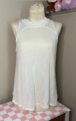 Alo yoga top flowy preppy athletic quiet luxury women’s yoga Pilates white smal thumbnail 1