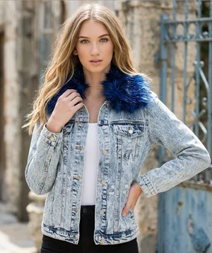 HONEY PUNCH Women’s Denim Acid Wash Jacket Removable Blue Faux Fur Collar Size S thumbnail 1