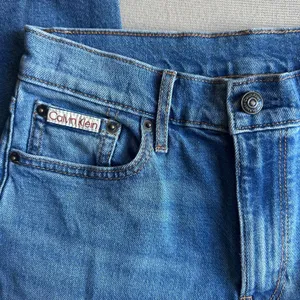 Y2K Calvin Klein Women’s Original Straight Medium Wash Denim Blue Jeans thumbnail 4