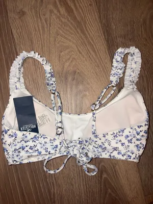brand new hollister floral blue and white ruffle top thumbnail 2