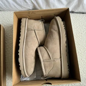 UGG Mini Boots thumbnail 1