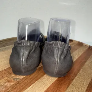 Tory Burch Grey Leather Scrunch Ballet Flats Size 8.5 Medallion Logo thumbnail 3