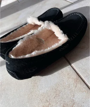 UGG Women’s Moccasin Slippers black size 10 thumbnail 3