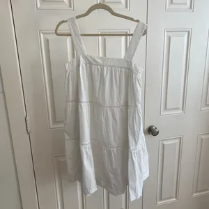 White Tiered Square Neck Sundress w/ Pockets Size 8 thumbnail 3