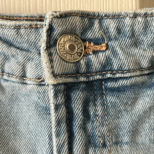 Zara Women’s Distressed‎ Cut Off Jean Shorts Size 6 thumbnail 4