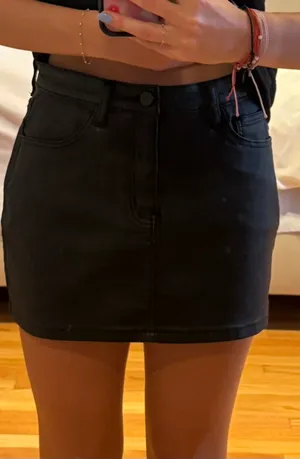 Low-Rise Mini Edikted Carly Skirt thumbnail 6