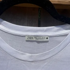 Zara Basic White Short Sleeve Crewneck T-Shirt Womens Small Minimalist Tee thumbnail 2