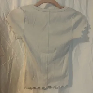 Abercrombie and Fitch White Ruffle Shirt size XS thumbnail 3