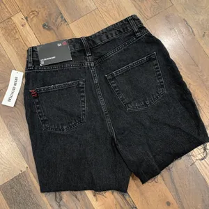 Urban Outfitters BDG NWT 90s Hi Rise Distressed Shorts Size 28 thumbnail 3