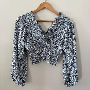 Abercrombie & Fitch Smocked‎ Top Ditsy Floral Blouson Long Sleeve Blue White M thumbnail 2