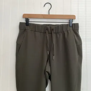 LULULEMON On the Fly Jogger in Dark Olive Size 6 thumbnail 7
