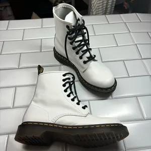 Dr/Doc Martens 1460 SMOOTH LEATHER LACE UP BOOTS‎ US 7 White thumbnail 8