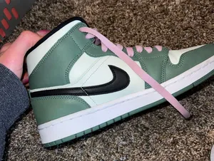 Nike Air Jordan 1 Mid thumbnail 1