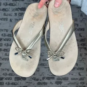 Vionic | women flip flop sandals with bows thumbnail 1