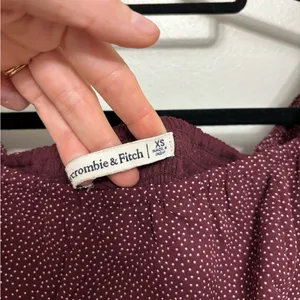 Abercrombie & Fitch Smocked Square Neck Blouse in Burgundy Polka Dot - Size XS thumbnail 5