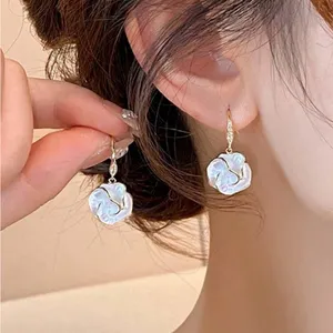 Elegant White Floral Earrings thumbnail 1