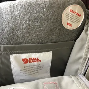 Fjällräven Kanken Mini Backpack Two Tone Fog Grey Pink Preppy School Travel Festival Hiking Outdoor Gorpcore Vinylon Water-Resistant, Classic Design Like New w/ seat pad inserts thumbnail 5
